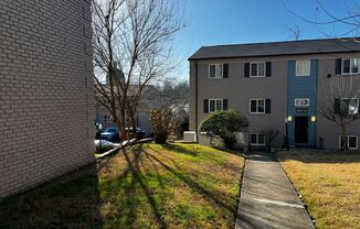 Nicely updated 2 bedroom / 1 bath apartments available in great West Knox location!