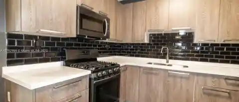 733 85 ST