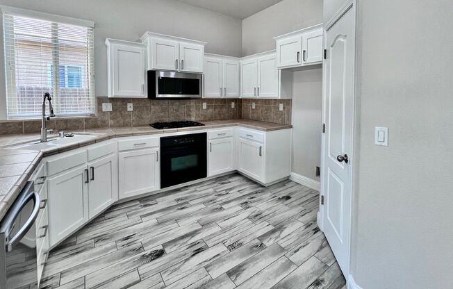 $2,895 Fowler & Church, Spacious 3 Bedroom Home with 3 Car Garage - Shirley Ave, Fresno