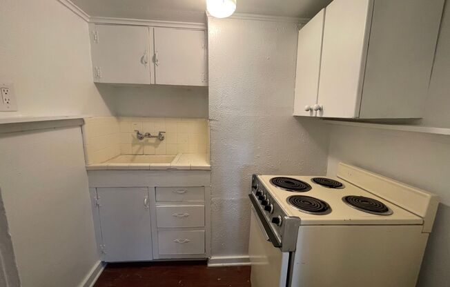 ((1/2 May's Rent)) Cozy 1 Bedroom 1 Bath  Downstairs Unit Ready for Move-in ~ Fantastic Fort Worth Location ~ Spacious Bedroom ~ Walk In Shower ~