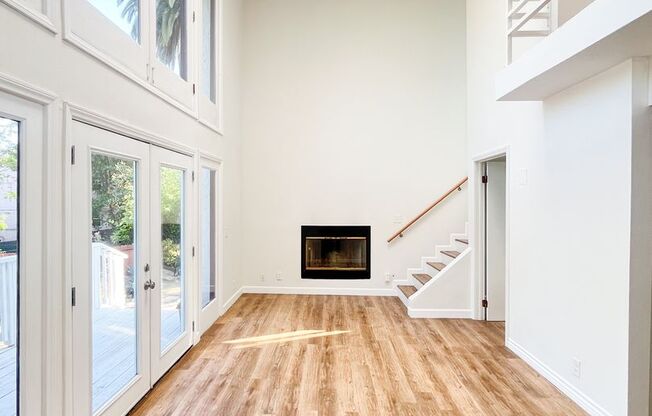 Stunning Light-Flooded Architectural 1BR Loft Bungalow w/ Expansive Yard in Silver Lake