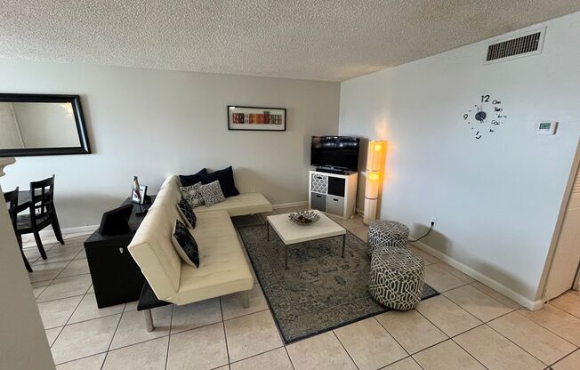 1 bed, 1.5 baths, 805 sqft, $2,450