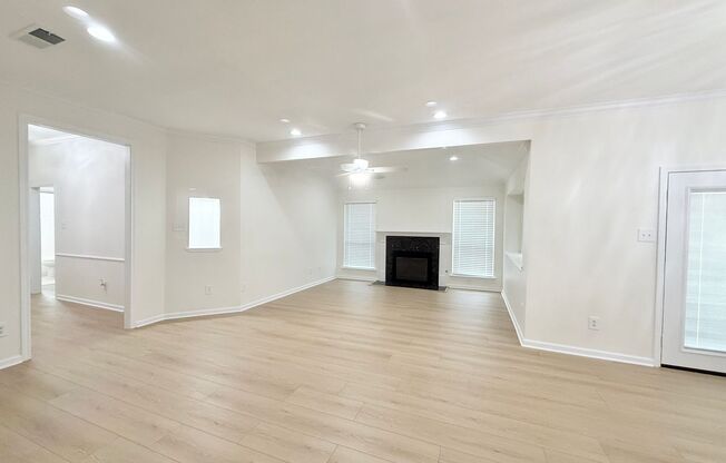 Beautifully Updated 3/2/2 in Plantation Village in Lake Jackson !
