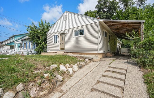 3 Bedroom, 2 Bath Home in Grand Rapids! Available November 2025- Includes Washer and Dryer!