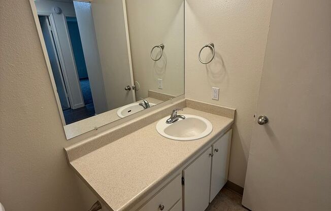 2 beds, 1 bath, 825 sqft, $1,295, Unit 421