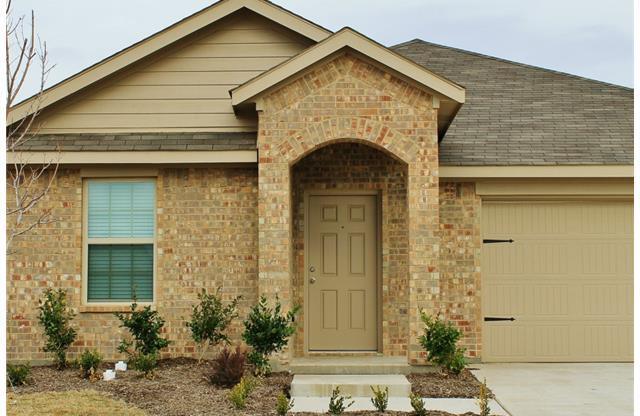 Chrarming 4/2/2 with Covered Patio in Royse City