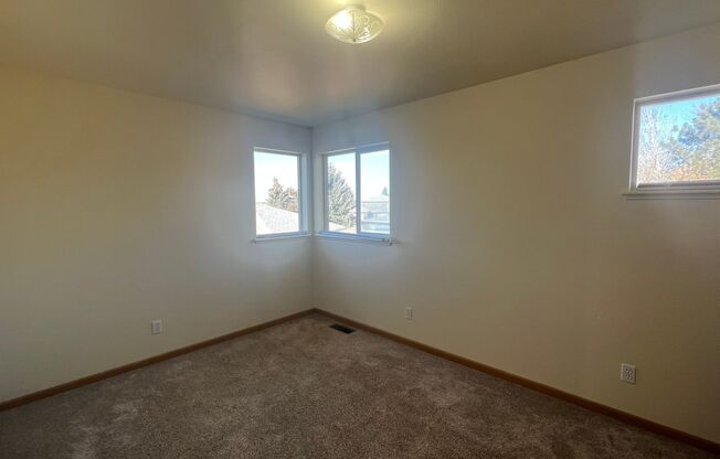 2 beds, 1 bath, 868 sqft, $1,605, Unit 7