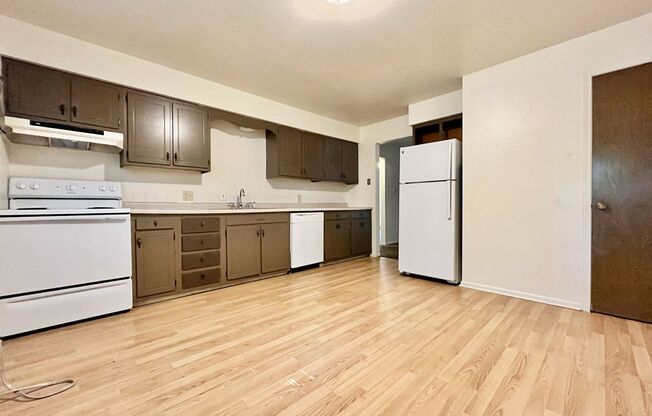 3 beds, 1 bath, $1,595, Unit 29th 2252 #4