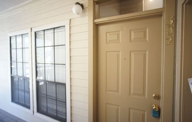 Quiet 2/2 Furnished Condo in West Campus
