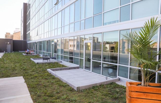 2 beds, 2 baths, 923 sqft, $4,000, Unit 212