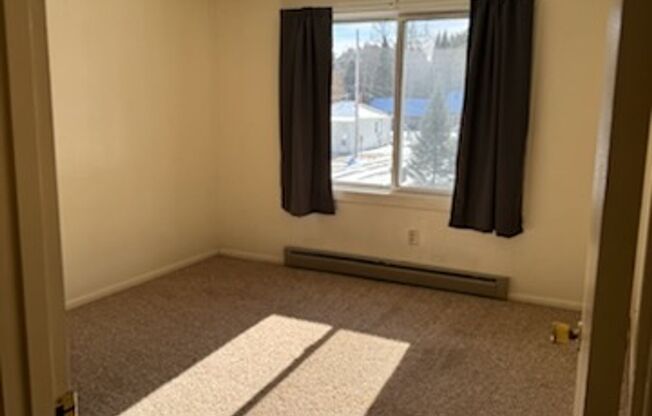 2BR apartment in Eagle River near the Chain of Lakes.