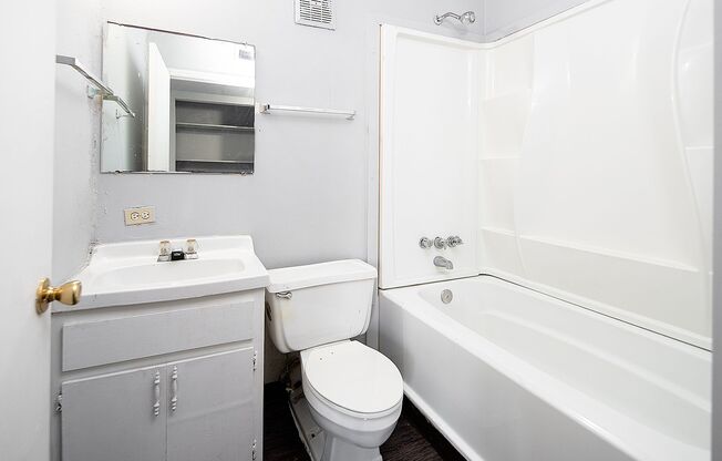 3 beds, 2 baths, 950 sqft, $1,300