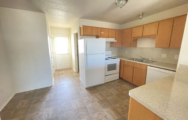 2 beds, 1.5 baths, 946 sqft, $775