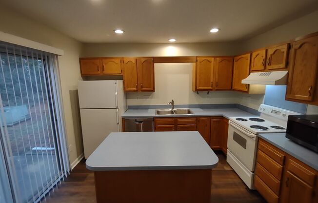 Beautiful Townhome located in the Prescott Village Complex !