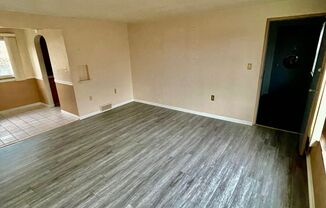 2 beds, 1 bath, 900 sqft, $975, Unit 4