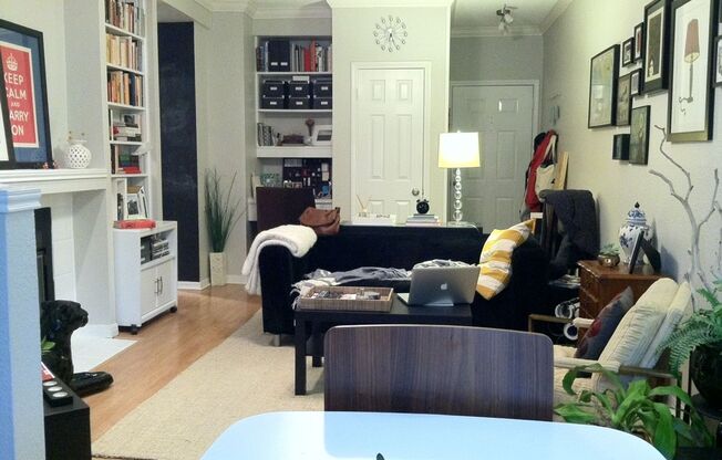 North Campus Condo Near UT – Spacious, Bright & Highly Convenient!