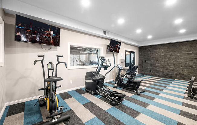 cardio room at fountain pointe apartment gym