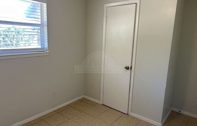 2 beds, 1 bath, $695, Unit 903 Main St. N. Unit C