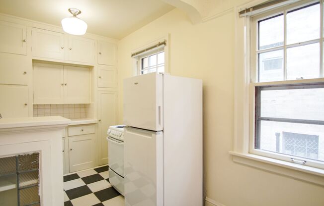 Vintage NW Classic Studio Close to NW 21st & 23rd Ready Mid-May!