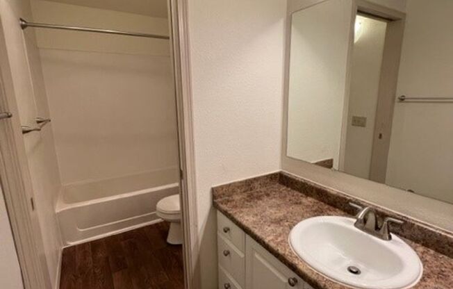 2 beds, 1 bath, 915 sqft, $1,625, Unit 412
