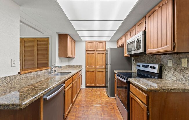 Pet Friendly Pearl City Townhouse with A/C