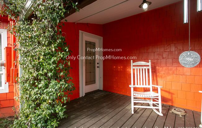 Vibrant Bungalow In Inner SE Portland! Discover Charm for Yourself!