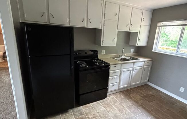 2 beds, 1 bath, 750 sqft, $1,170, Unit B12 1045 17