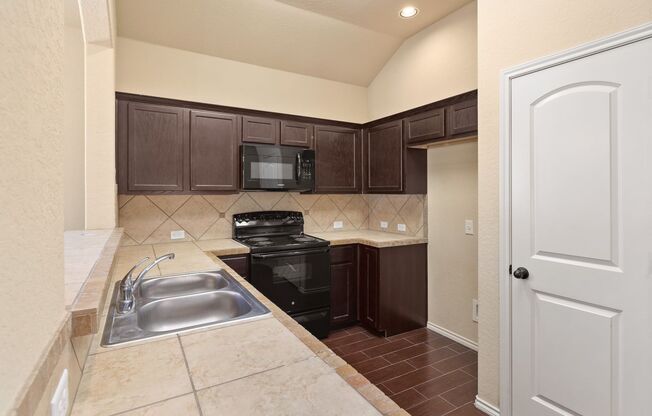 Beautiful 3 Bedroom Duplex Located in New Braunfels, Texas!