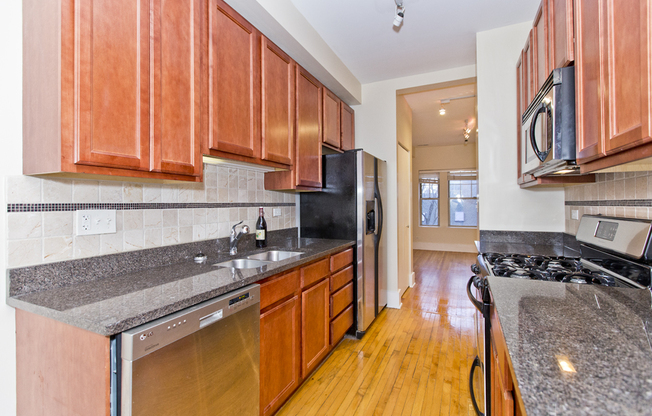 3449 N WOLCOTT AVE