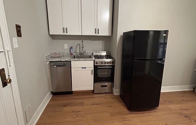 Studio, 1 bath, $800, Unit 10