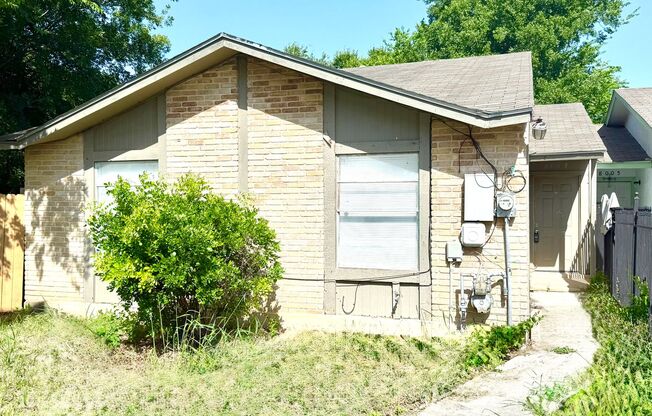 Charming 3 Bedroom / 2 Bath Home with Fenced Yard Near Windcrest!