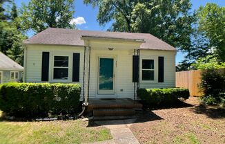 Adorable Bungalow Close to Duke, Restaurants and Shops