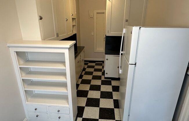 Studio, 1 bath, 330 sqft, $1,095, Unit 306