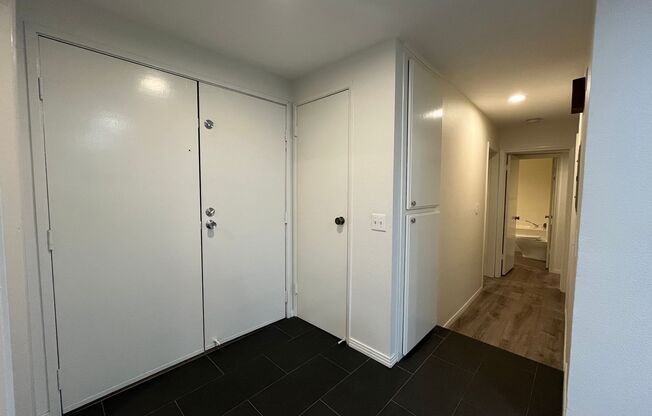 Burbank 2+2 w/appliances, parking, pool + balcony!