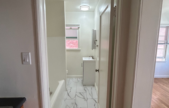 Charming studio in prime Los Angeles location - MOVE IN READY