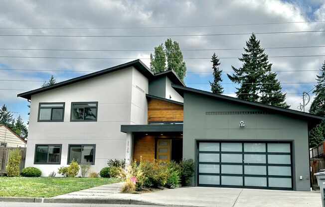 6 BR / 4 BA – 4,100 SQ FT with Patio, Full Outdoor Grill, and Hot Tub