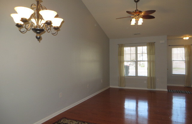 Beautiful 2 bedroom Ranch Townhome in the heart of Lake Wylie!