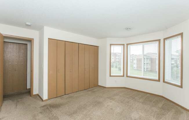 Spacious bedroom with large closet at Cinnamon Ridge Apartments, Eagan