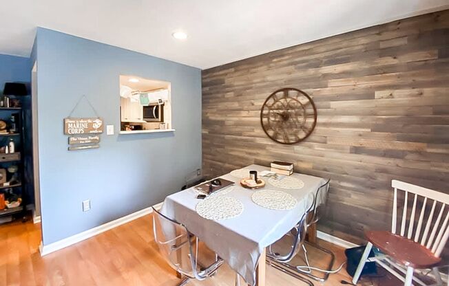Beautiful 3 Bedroom 2.5 Bathroom Brick Front Townhome In Popular Franconia Commons