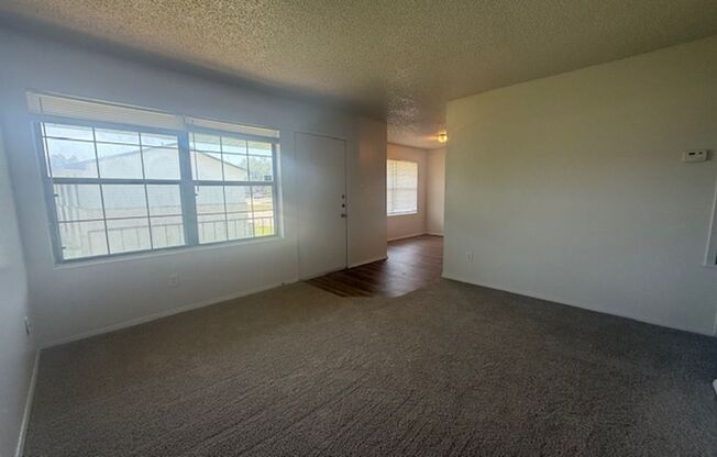 2 Bedroom 1 Bathroom Unit in Quiet Fourplex!