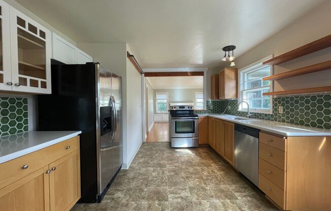 2 beds, 1 bath, $2,595, Unit #A