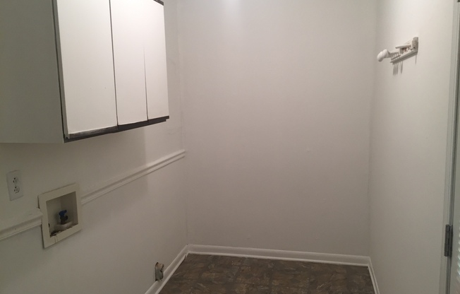 3 beds, 1 bath, $1,195, Unit Unit-1