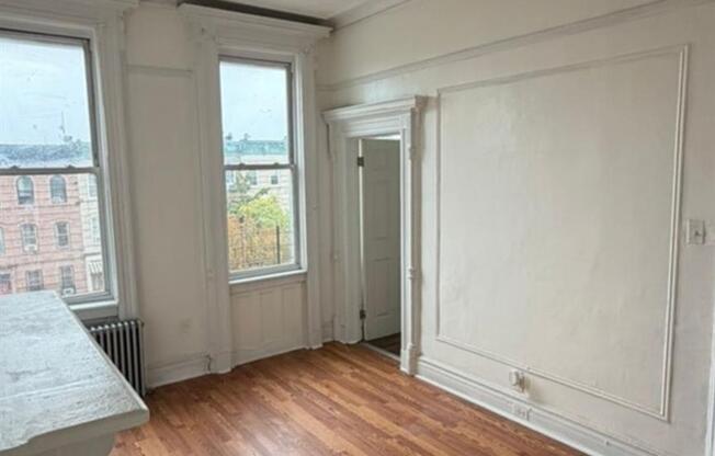 3 beds, 1 bath, 3,240 sqft, $3,500