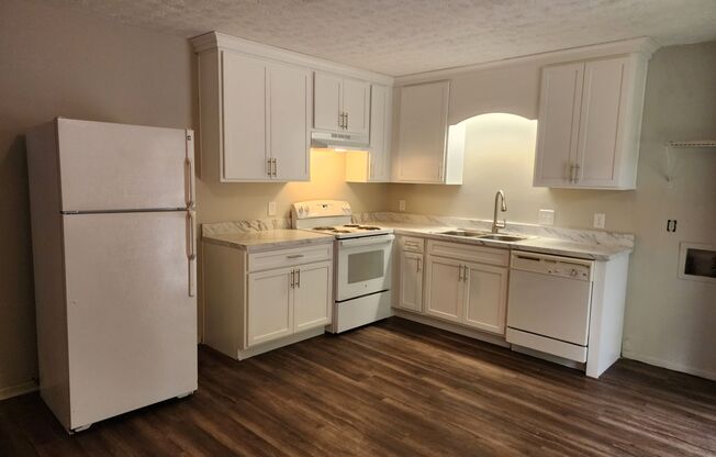 2 Bd/ 1Ba Downstairs apartment, close to Savannah State, Victory Drive, and Memorial Hospital.
