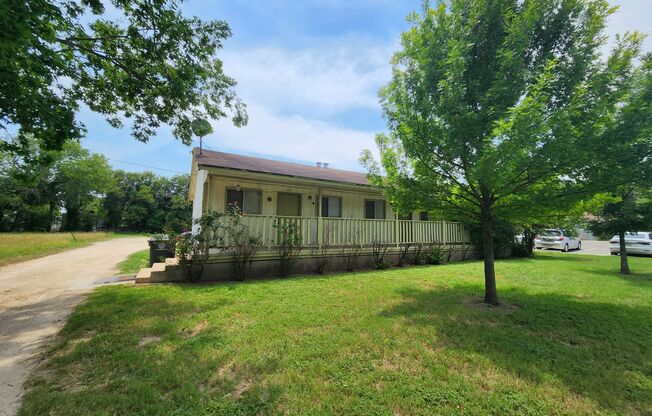 1/1 Triplex with easy access to IH 35 for Commuters!  Fridge Included / NO Carpet!