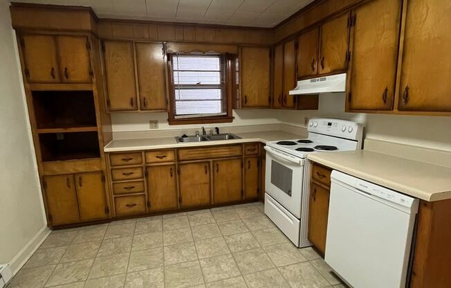 2 beds, 1 bath, 903 sqft, $1,140, Unit M-9