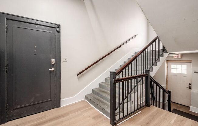 Studio, 1 bath, $875, Unit 10