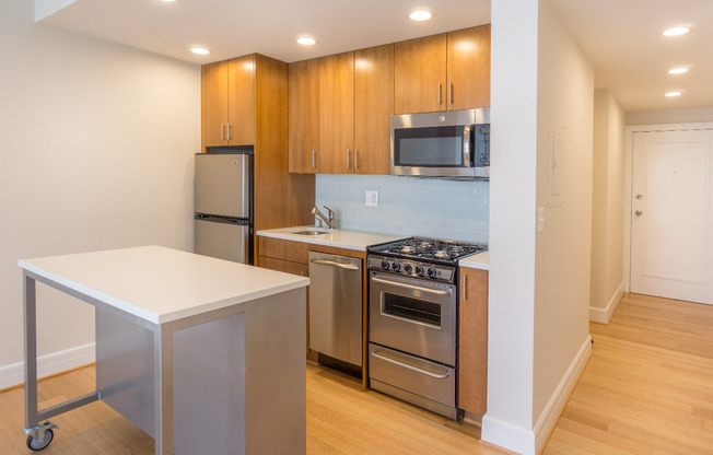 Studio, 1 bath, 433 sqft, $2,050, Unit 0404