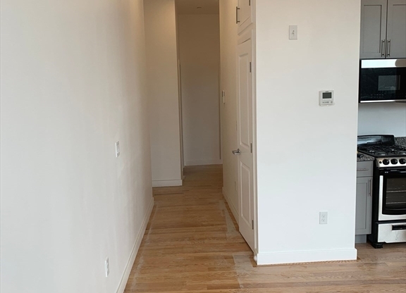 2 beds, 1 bath, $2,250, Unit 303