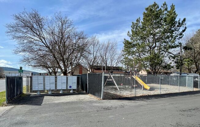 2 beds, 1 bath, 780 sqft, $1,100, Unit 42